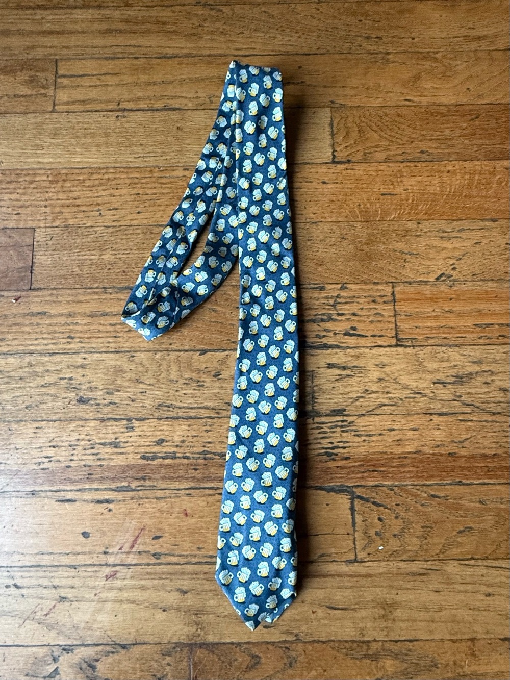 Vineyard Vines Mens Skinny Tie Blue with small beer mugs 100% silk
